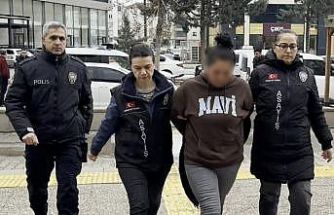 Annesinin sevgilisini bıçaklayan genç ve polise tokat atan annesi adliyede