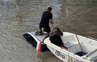 Antalya’da kontrolden çıkan otomobil ırmağa uçtu