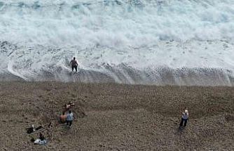 Antalya’nın yüksek kesimlerinde karla mücadele, sahilinde deniz keyfi