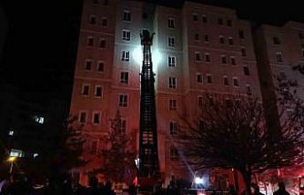 Apartmanın girişindeki elektrik panosunda yaşanan patlama paniğe neden oldu