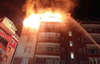 Apartmanın teras katı alevlere teslim oldu