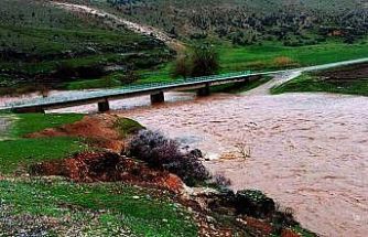 Araban’da etkili olan sağanak yağış Sıtma Pınar Çayı’nın debisini arttırdı
