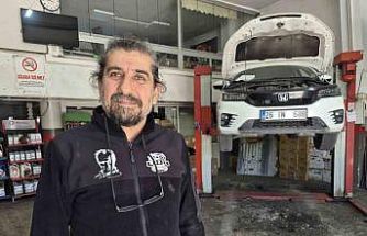 Araç içerisinde sıkışan yavru kediyi tamirhanede çırak sahiplendi