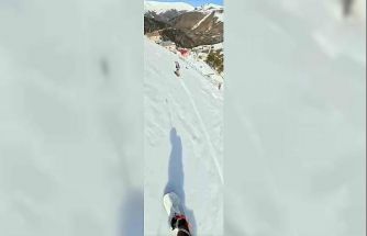 Araklı’nın karlı tepelerinde mahalle arasında snowboard keyfi