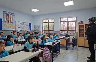 Arama kurtarma köpeği Tipo, öğrencilerin gözdesi oldu