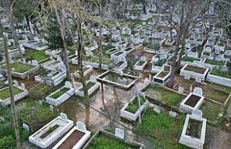 Arnavutköy’de mezarlık sular altında kaldı