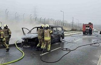 Arnavutköy’de seyir halindeki VIP  taksi  alev alev yandı