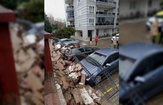 Aşırı yağış istinat duvarını yıktı: 5 araç zarar gördü