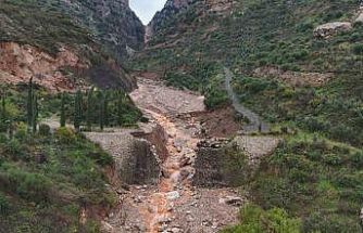 Aşırı yağışla birlikte derenin artan debisi köprüyü yıktı, yolda çökmeye neden oldu