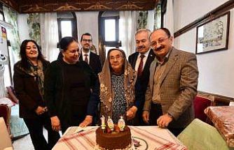 Asırlık çınar 100. yaş gününde yalnız bırakılmadı