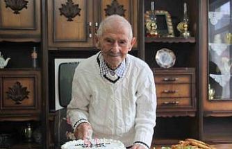 Asırlık dede, 102’nci yaşını pasta keserek karşıladı: "Sıhhatim gençlik gibi devam ediyor"