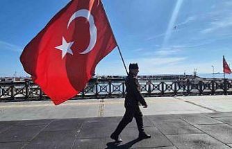 Askeri kıyafeti ve elinde Türk bayrağıyla İstanbul’dan Çanakkale’ye yürüyor