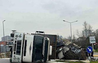 Ataşehir’de kamyon devrilerek yan yattı
