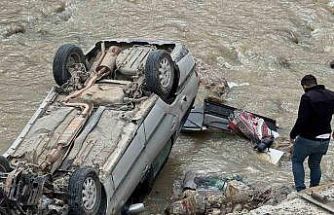 Ayancık’ta otomobil ırmağa uçtu: 1 yaralı