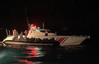 Ayvalık’ta motoru arızalanan botla denizde sürüklenen 39 göçmen kurtarıldı