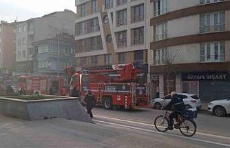 Bacada çıkan yangın sonucu cadde dumanla kaplandı