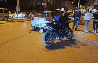 Bafra’da motosiklet otomobile çarptı: 1 yaralı