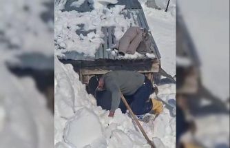 Bahar hazırlığı için gittikleri köyde metrelerce karla karşılaştılar