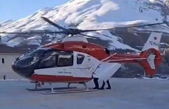 Bahçesaray’daki minik hasta helikopter ambulansla Van’a sevk edildi