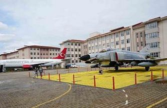 Bahçesinde Boeing 737 eğitim uçağı ve F-4 Phantom ile geleceğin havacılarını yetiştiren lise