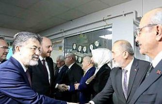 Bakan Yumaklı, huzurevindeki kadınların 8 Mart Dünya Kadınlar Günü’nü kutladı