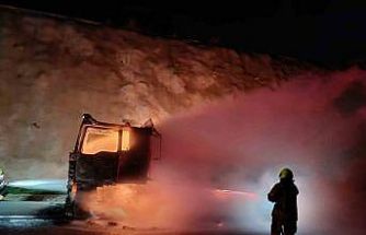 Balıkesir’de kauçuk yüklü tır alev alev yandı