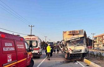 Balıkesir’deki kamyon ile traktör çarpıştı: 2 yaralı