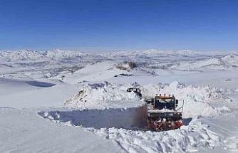 Başkale’de 3 metreyi bulan kar tünellerinde çalışma