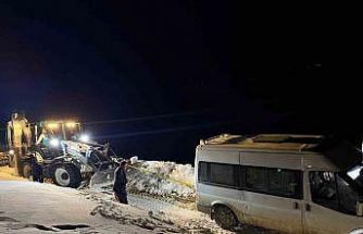 Başkale’de yoldan çıkan minibüs kara saplandı