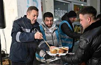 Başkan Ahmet Akın, sahurunu hal esnafıyla birlikte yaptı