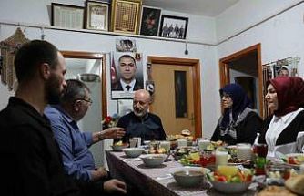 Başkan Çolakbayrakdar: "Ramazan’ın bereketiyle çalınmadık kapı, girilmedik gönül bırakmadık"