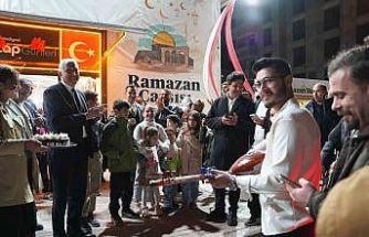 Başkan Hallaç’a Ramazan Çarşısı’nda sürpriz doğum günü kutlaması