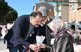 Başkan Kara’dan emekçi kadınlara ve sağlık çalışanlarına çiçek