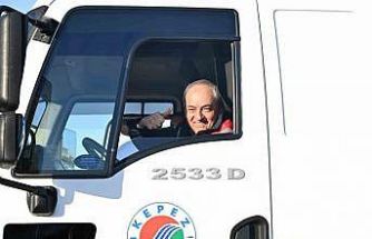 Başkan Kocagöz işçi elbisesini giydi, iş makinesinin başına geçti