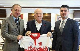 Başkan Sekmen’e Erzurum temalı forma