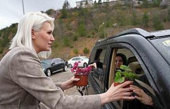 Başkan Subaşı, mezarlık ziyaretinde vatandaşlara çiçek dağıttı