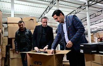 Başkan Taşkın yardım malzemeleri tasnifine eşlik etti