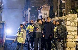 Başkan Tugay yol emekçileriyle gece mesaisinde buluştu