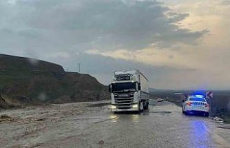 Batman’da yağmur sonrası sulama kanalı taştı: Kara yolu tek şeride düştü