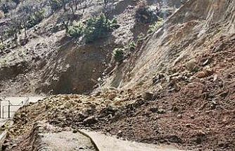 Batman’ın üç ilçesinde meydana gelen toprak kayması ulaşımda aksamalara neden oldu