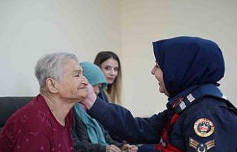 Bayburt’ta huzurevi sakinlerine jandarma sürprizi: Büyüklerin yüzü güldü