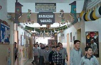 Bayburt’ta öğrenciler Ramazan ruhunu okula taşıdı: Koridorda ’Ramazan Sokağı’ oluşturuldu