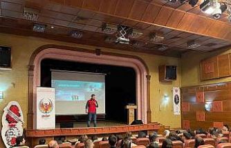 Bayındır’da öğrencilere "Gençlik Güvenli Gelecek" konferansı verildi