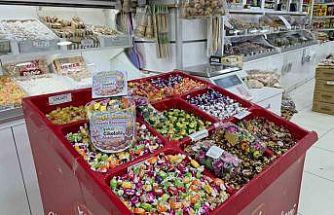 Bayram alışverişine gelen çocukları "ikram köşesi" ile sevindiriyor