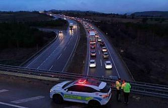Bayram dönüşü çilesi: 30 kilometrelik araç kuyruğu havadan görüntülendi