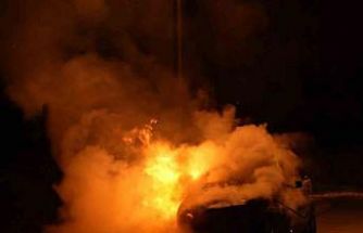 Bayram için yeğeninden emanet aldığı araç alev alev yandı