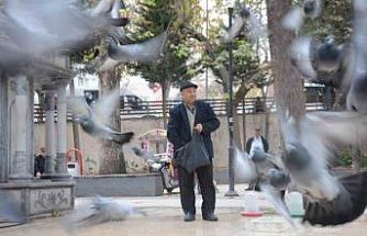 Bayramda eşini dostunu bıraktı, beslediği kuşlara koştu