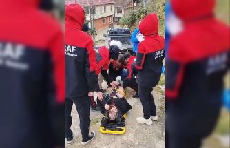 Bayramı köyünde geçirsin diye sedye ile evine taşındı