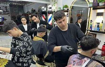 Berberler bayram tıraşı için 24 saat mesai yapıyor