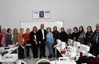 Beylikova’da kadınlar için bin çiçek dağıtıldı